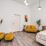 Boutique Moments By Stn Apartament *